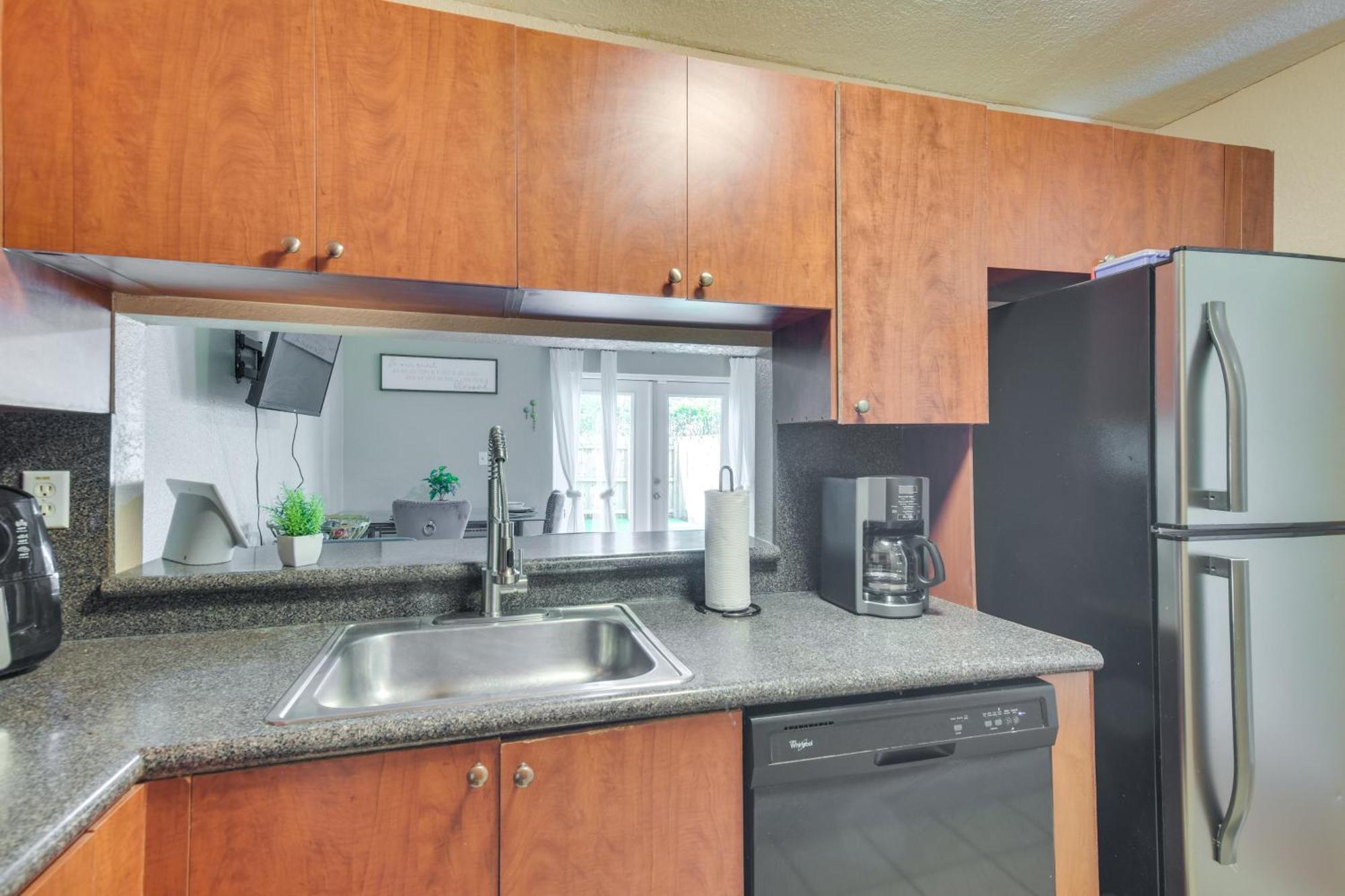 Opa-Locka Townhome, 15 Mi To Miami Beach! ภายนอก รูปภาพ